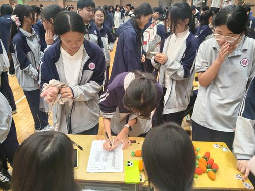 2.人头攒动，同学们踊跃报名