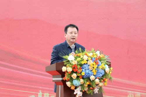 2学校党委书记周卫红致辞