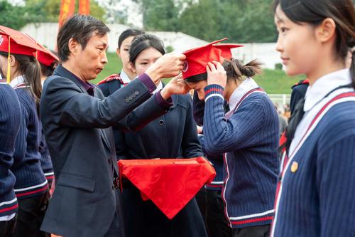 4为学生代表佩戴成人帽