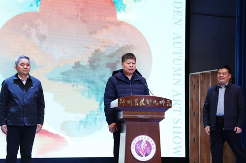 2.郑州市教育局二级调研员花林昌宣布展览开幕