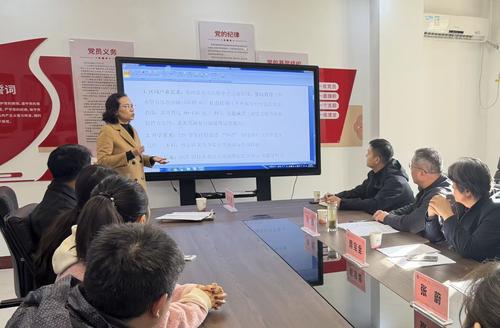 4.中原教学名师、郑州艺术幼儿师范学校教师胡金丽介绍音乐表演专业建设情况