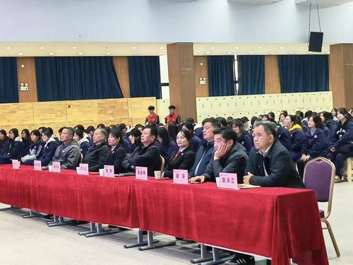 5.师生认真观看 5.师生认真观看