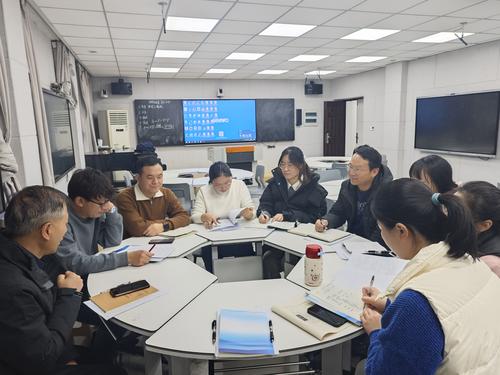 4.陇海校区各教研组进行评课讨论