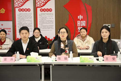 3郑州树青医学中等专业学校党总支书记张娟介绍学校基本情况