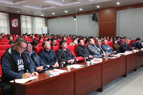 党员教师认真聆听报告 党员教师认真聆听报告