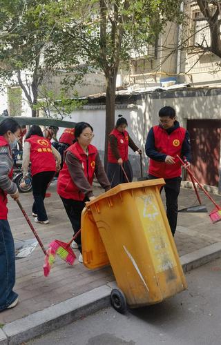 搬运垃圾桶