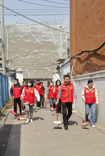 烈日下的“红色身影”