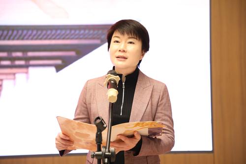 2新郑市黄帝故里景区管委会党工委书记、主任王淑慧发表讲话