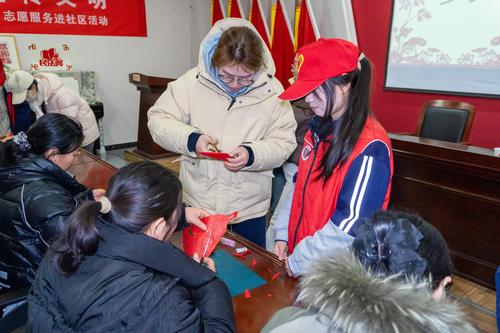 3.非遗教师赵晨现场教授剪纸——团花 3.非遗教师赵晨现场教授剪纸——团花