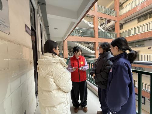 党员教师与学生交流分享反诈案例