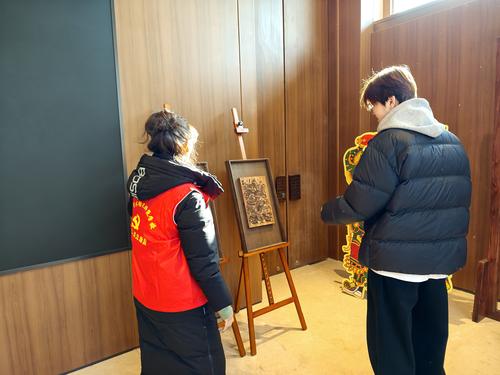 党员教师指导学生布展