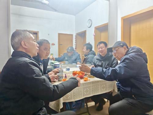 2离退休干部孙湘洲展示运用AI制作的视频