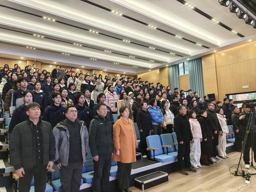 1全体师生高唱国歌