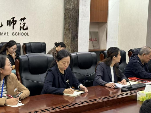 参会教师共同学习《教育部等九部门关于加快推进教育数字化的意见》