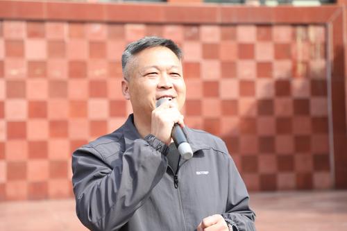 2学校副校长、工会主席路青立作动员活动