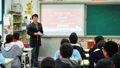 1.律师讲解《道路交通安全法》《未成年人保护法》