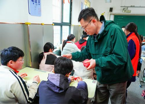 2.河南省省级非物质文化遗产代表性传承人崔勇锐为孩子们教授面塑“玫瑰花”