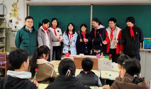 3.孩子们展示自己的作品