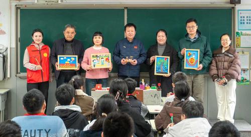 4.学校领导向东三马路小学赠送法治宣传作品