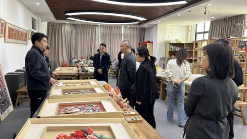 1郑州艺术幼儿师范学校副校长谢涛带领参会人员参观非遗馆