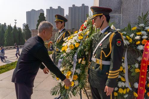 3.纪委书记郭中喜代表学校敬献花篮