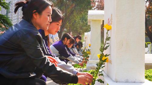 4.师生们寄托对英烈的深切缅怀与崇高敬意
