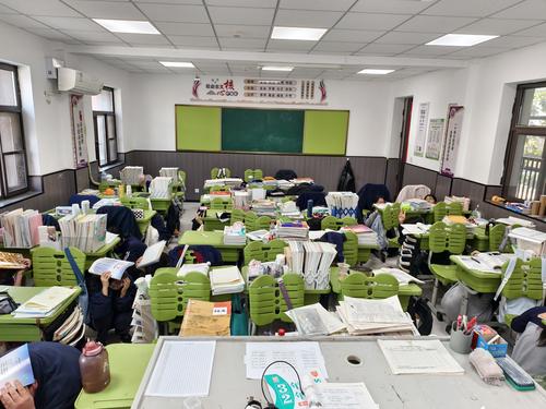 1学生在班内迅速抱头避险