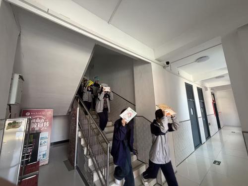 2学生有序撤离
