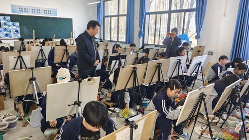 12校领导巡视色彩静物赛场 12校领导巡视色彩静物赛场