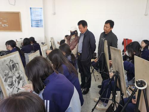 13校领导巡视素描静物赛场 13校领导巡视素描静物赛场
