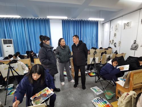 校领导巡视色彩静物考场