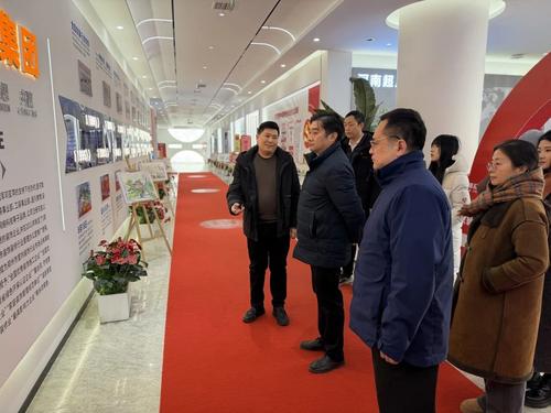 1河南超凡装饰集团总经理秦文杰为校方一行介绍集团理念