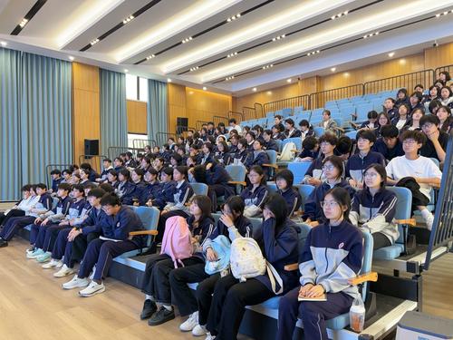 学生们认真聆听讲座