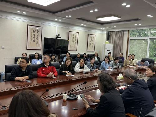 参会老师认真聆听会议内容