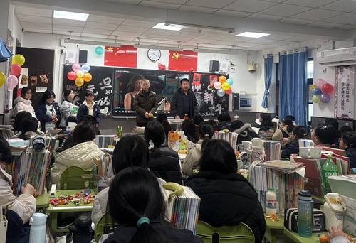 校领导进班为学生们送上新年寄语与祝福