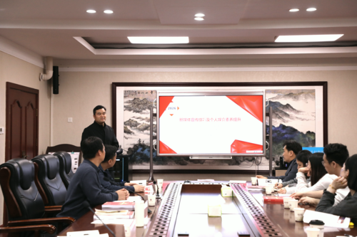 4郑州市信息化教育教学中心新闻宣传部副主任孙宏伟开展专题授课