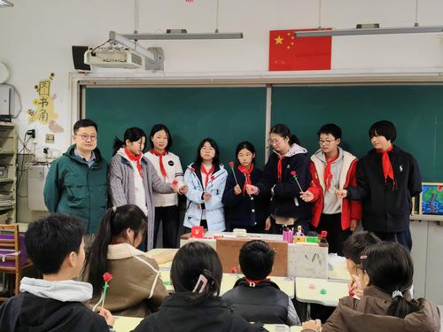 3.孩子们展示自己的作品