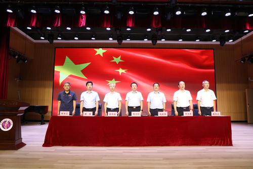 全体起立奏唱国歌