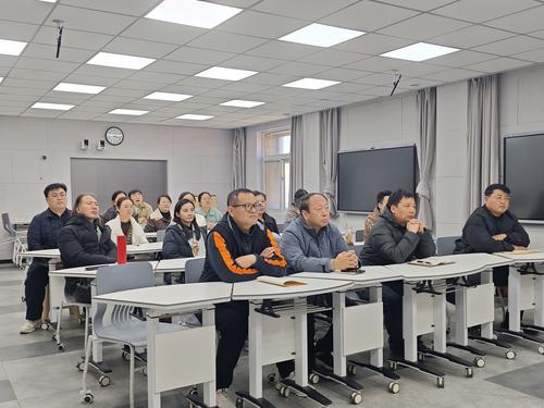 全员认真聆听学习