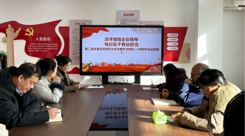 党支部书记带头领学全会精神