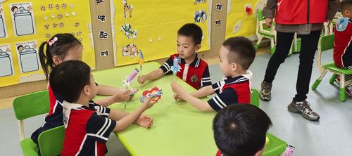 3孩子们相互展示收到的礼物 3孩子们相互展示收到的礼物