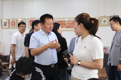 1.郑州艺术幼儿师范学校党委书记周卫红介绍面塑作品 1.郑州艺术幼儿师范学校党委书记周卫红介绍面塑作品