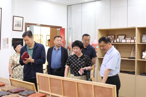 2.郑州艺术幼儿师范学校党委副书记、校长马进伟介绍木版年画作品 2.郑州艺术幼儿师范学校党委副书记、校长马进伟介绍木版年画作品