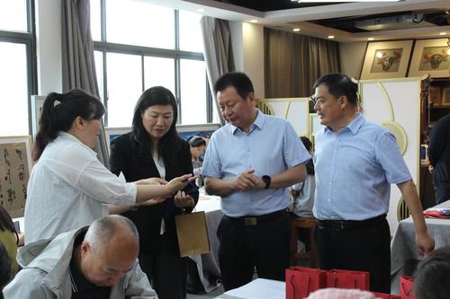 3.郑州艺术幼儿师范学校教师王艳芬介绍刺绣作品 3.郑州艺术幼儿师范学校教师王艳芬介绍刺绣作品
