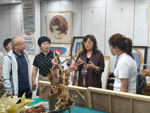 4.郑州艺术幼儿师范学校教师、市级皮雕非遗传承人孙坤琚讲解皮雕技艺 4.郑州艺术幼儿师范学校教师、市级皮雕非遗传承人孙坤琚讲解皮雕技艺