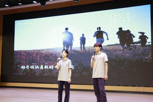 5学生代表领唱