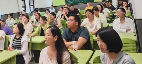 家长们专注倾听