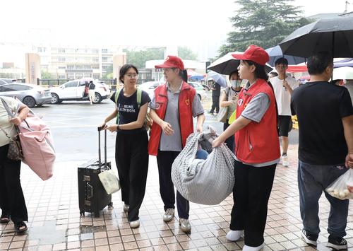 5“小红帽”学生志愿者帮新生提行李