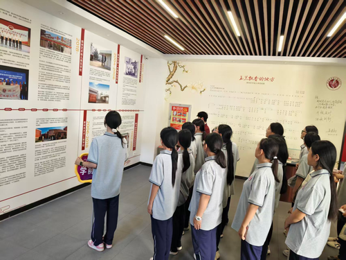 5.2026级新同学深入学习郑州艺术幼儿师范学校校史