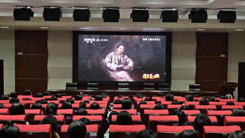 2.学生们共同回望红军长征那段艰苦卓绝的峥嵘岁月